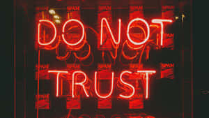 紅色霓虹燈牌寫著「DO NOT TRUST」，背後有「SPAM」海報。 — 霓虹美學 壁紙
