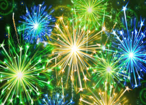 色彩繽紛的煙火在夜空中綻放，帶有綠色、藍色和金色的條紋。 — 新年快樂 GIF 壁紙
