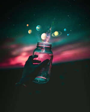 手拿著裝有漂浮行星和星星的罐子，背景是宇宙天空
