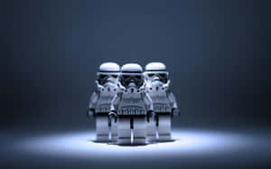 三個LEGO風暴兵在深色表面上被聚光燈照亮。