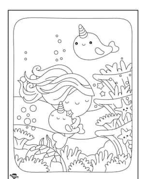 一位微笑的美人魚在水下懷抱小獨角鯨，周圍有珊瑚和海星。