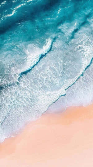 從上方俯瞰，碧綠海浪輕輕湧上蜜桃色沙灘。 — 海浪 壁紙