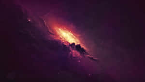 在深空中閃耀著橙色和紫色雲彩的鮮豔宇宙星雲。