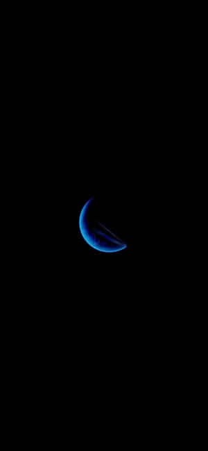 在黑暗太空虛空中發光的新月形藍色行星。