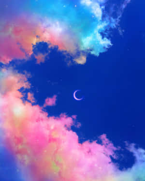 一彎新月在繁星點點的夜空中穿過色彩繽紛的雲層閃耀。
