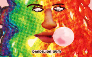 一個色彩繽紛的半色調面孔吹出粉紅色泡泡糖泡泡，帶有文字 dandelion gum。 — 音樂美學 壁紙