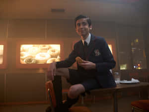 身穿校服的青少年在夜晚的復古餐廳手持冬甩