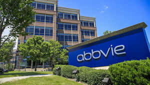 AbbVie公司標誌，位於現代辦公大樓前，周圍有綠色景觀。