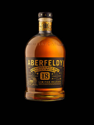 一瓶Aberfeldy 18年單一麥芽蘇格蘭威士忌，帶有金色液體和華麗標籤，黑色背景。