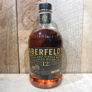 木質表面上的Aberfeldy 12年單一麥芽威士忌酒瓶。
