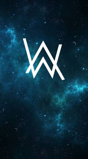 白色AW標誌在帶有星星和星雲的藍色星空背景上。