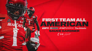 足球運動員Sauce Gardner身穿紅色Bearcats制服慶祝First Team All American榮譽。