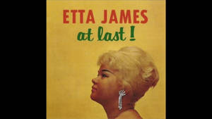 Etta James 專輯封面，她的側面輪廓和粗體紅綠文字在黃色背景上。 — 音樂 GIF 壁紙