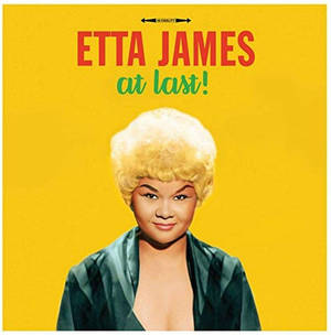 Etta James 身穿深色緞面上衣，金色蜂窩頭，背景為黃色。 — 黃色 壁紙
