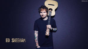 Ed Sheeran 在深色工作室肖像中手持結他，名字顯示。