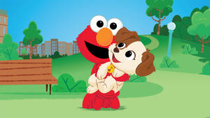 Elmo 在公園裡擁抱一隻小狗，公園裡有樹木和長椅。