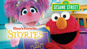 Elmo 和 Abby Cadabby 拿著一本故事書，身後有 Sesame Street 標誌。