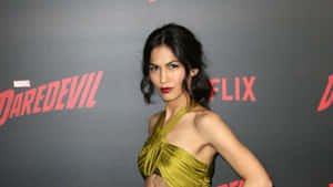 金色連衣裙女性在Marvel Daredevil Netflix活動中