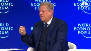 男子在商業會議上使用麥克風發言