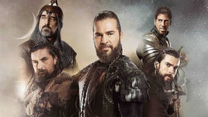 五位留鬍鬚的裝甲戰士，在新月下的薄霧夜景中站立。