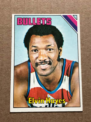 棕色背景上的復古 Elvin Hayes 子彈隊籃球交易卡。