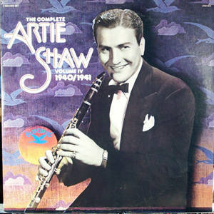 Artie Shaw 身穿燕尾服手持單簧管的復古爵士專輯封面，背景有紫色天空和鳥兒。