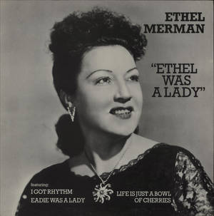 Ethel Merman 在復古黑白肖像中微笑，帶有專輯文字。 — 復古gif 壁紙