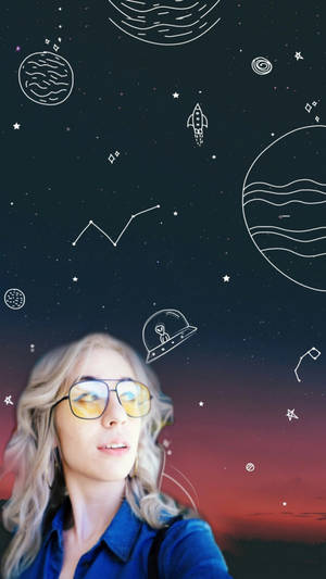 戴眼鏡的女性仰望有繪製太空元素的星空。