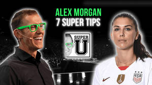 戴綠色眼鏡的男人和穿著美國球衣的女足球員，附有「Alex Morgan 7 Super Tips」文字。