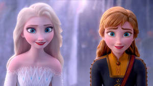 《魔雪奇緣》的愛莎和安娜在白雪皚皚的冰雪環境中微笑。 — 愛莎 壁紙