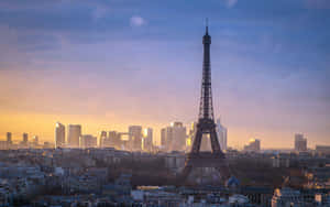 日落時分的艾菲爾鐵塔與巴黎天際線 — 巴黎鐵塔 壁紙