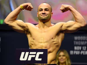 UFC拳手在稱重活動中彎曲手臂