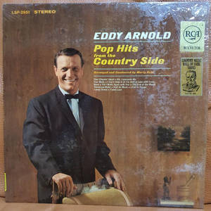 Eddy Arnold 穿著西裝，在鄉村音樂專輯封面上手持班卓琴。