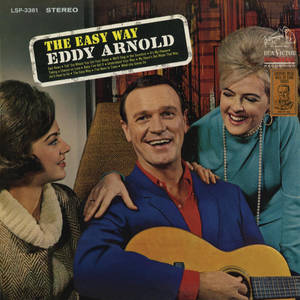 Eddy Arnold 與兩位微笑女性在復古音樂專輯封面照片中。