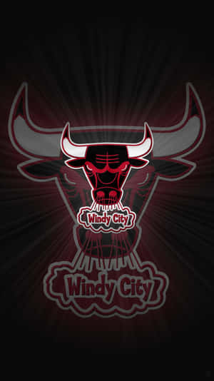 芝加哥公牛隊標誌，帶有 'Windy City' 文字，在黑暗的太陽光線背景上發光。 — 芝加哥公牛 壁紙