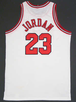 白色籃球球衣，帶有紅色 Jordan 23 名字和號碼。 — 3:4 壁紙