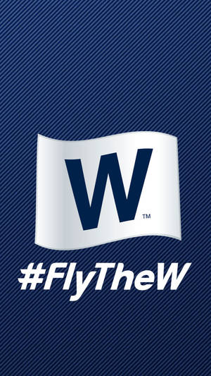 一面白色飄揚旗幟，帶有海軍藍色 W 標誌，背景為藍色斜紋，附有 hashtag flythew。