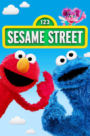 Elmo 和 Cookie Monster 在藍天下，伴隨著芝麻街標誌和 Abby Cadabby 在上方，開心地揮手。