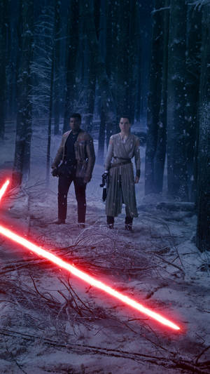 兩個角色在雪地森林中，地上有一把紅色光劍。