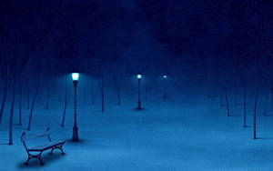 夜晚的雪地公園，長椅和發光路燈在飄雪下。