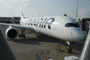 芬蘭航空飛機停泊在機場閘口，附有地面設備