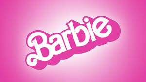 Barbie 標誌以白色字體和粉紅色陰影在粉紅色漸變背景上