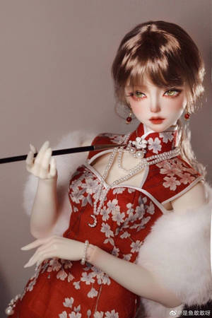 動漫玩偶穿著紅色花卉旗袍、帶白色毛邊，拿著煙嘴。