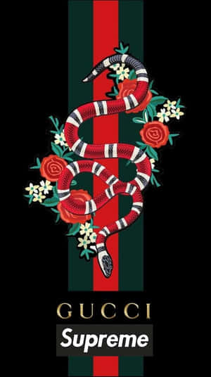 Gucci Supreme 標誌，帶有蛇和玫瑰，位於紅綠條紋上。