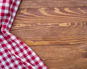 木枱上的紅白格仔野餐布