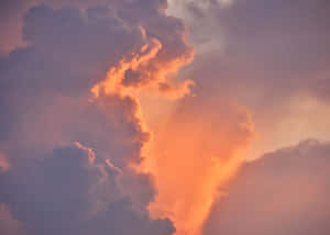 火橙色的雲彩在日落時分，在紫色天空的映襯下被照亮。