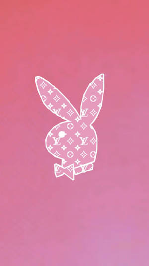 Playboy兔仔標誌配Louis Vuitton圖案，喺粉紅色漸變背景上。
