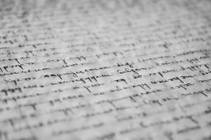 淺景深下，紋理紙上手寫草書文字的近距離特寫。 — 簡約 壁紙