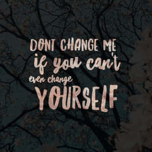 文字語句說「don't change me if you can't even change yourself」，位於黃昏時光禿的樹枝上方。