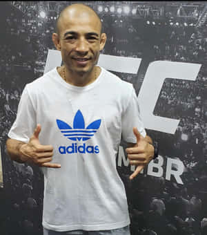 穿著白色Adidas T恤的男人在UFC活動中豎起大拇指。 — 搏擊會 GIF 壁紙